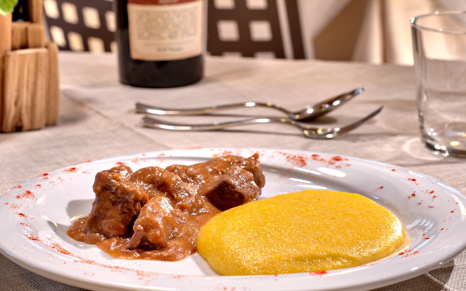 gulash di manzo con polenta w