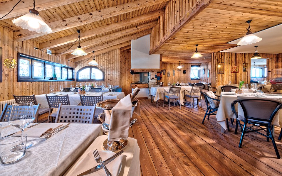 la sala del ristorante rifugio campomulo w