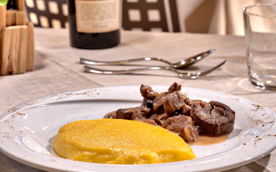 spezzatino di cervo con polenta w